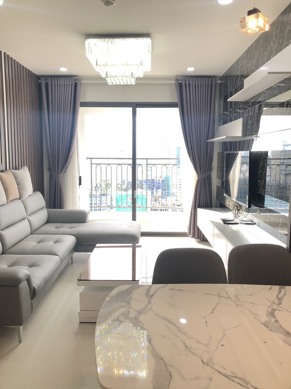 Cho thuê căn hộ 2 phòng ngủ Saigon Royal, tầng trung, giá ưu đãi, view đẹp