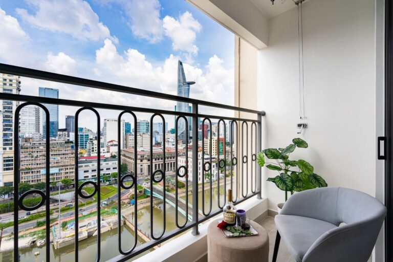 Thuê căn hộ 2 phòng ngủ Saigon Royal, vị trí đắc địa tại quận 4