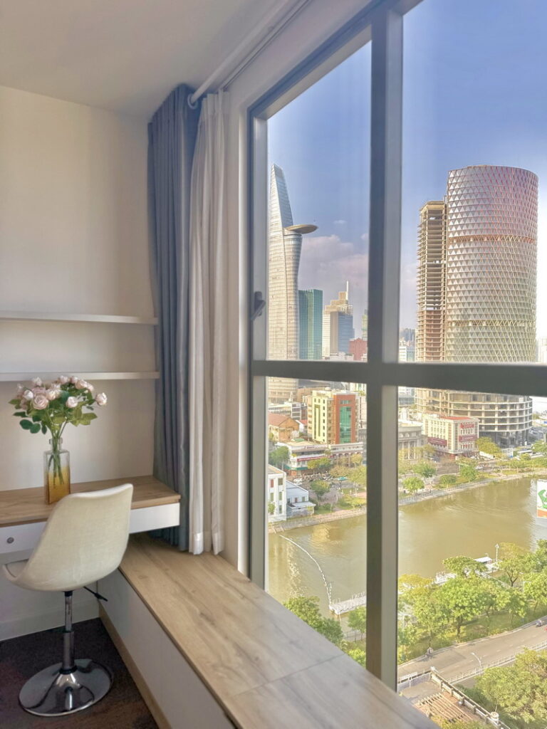 Căn hộ 2PN Saigon Royal cho thuê Tầng 17, nội thất mới view sông Sài Gòn